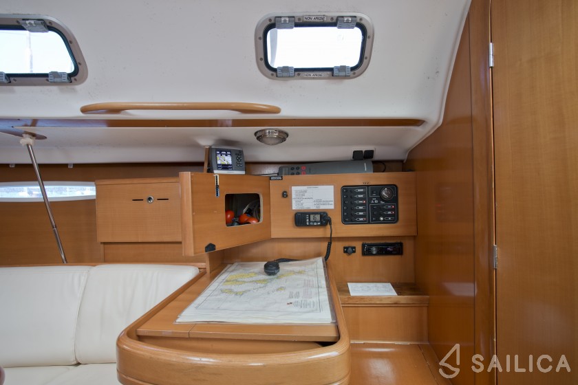 First 31.7 - Yacht Charter Sailica