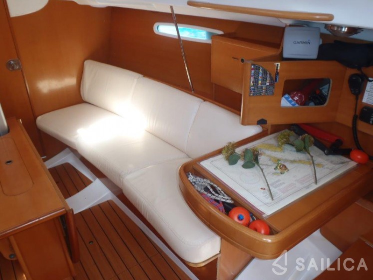First 31.7 - Yacht Charter Sailica