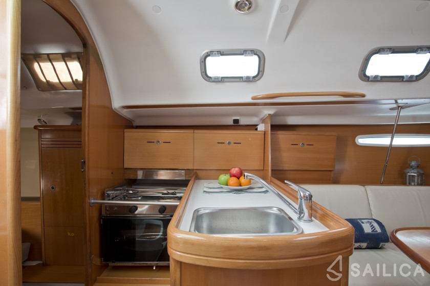 First 31.7 - Yacht Charter Sailica