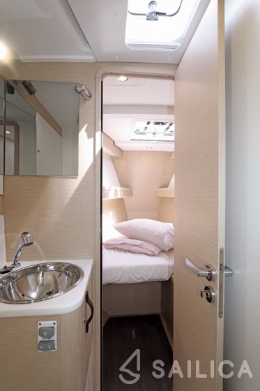 Jeanneau 58 - Yacht Charter Sailica