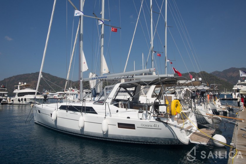 Oceanis 41.1 - Yacht Charter Sailica