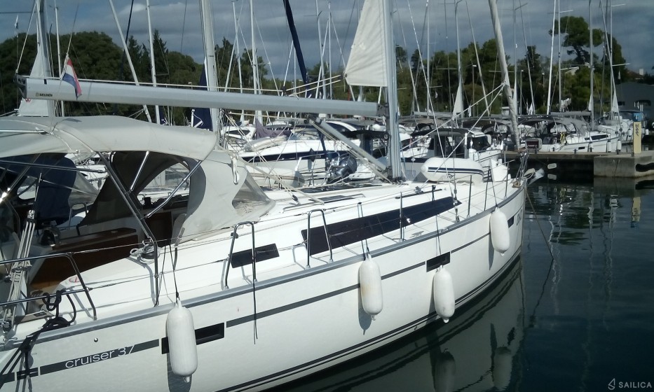 Bavaria Cruiser 37 - Yacht Charter Sailica