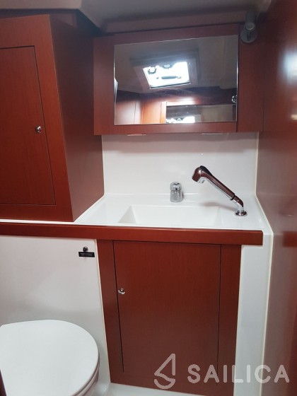 Oceanis 41.1 - Yacht Charter Sailica