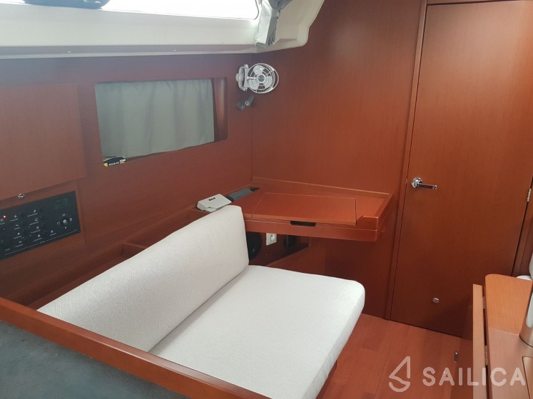 Oceanis 41.1 - Yacht Charter Sailica