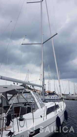 Oceanis 41.1 - Yacht Charter Sailica