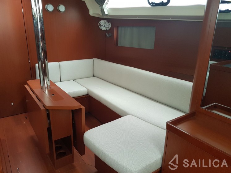 Oceanis 41.1 - Yacht Charter Sailica