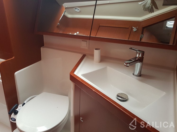 Oceanis 41.1 - Yacht Charter Sailica