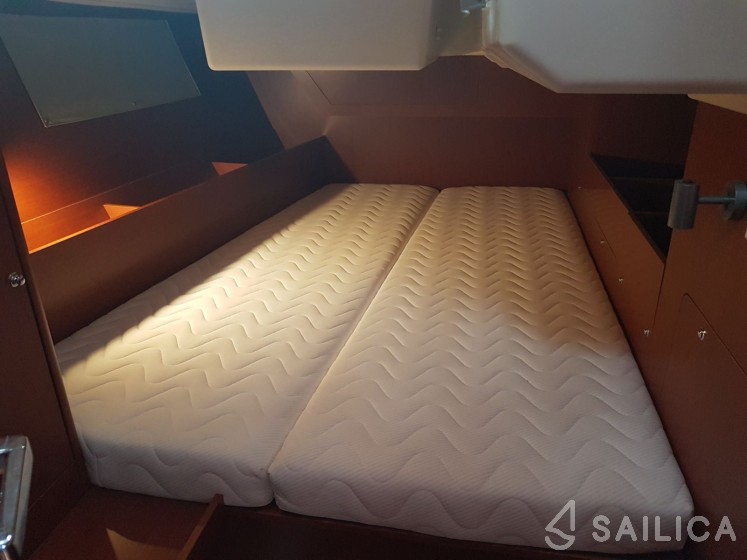 Oceanis 41.1 - Yacht Charter Sailica