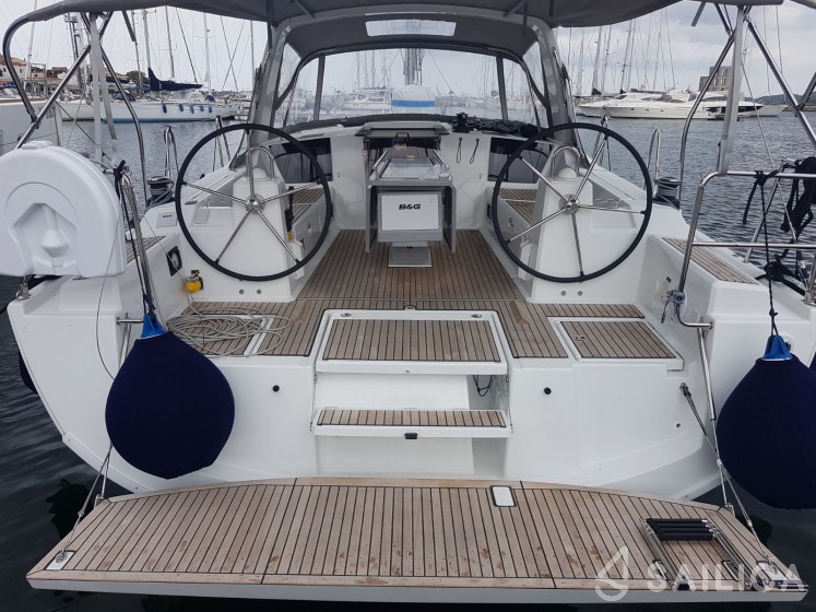 Oceanis 41.1 - Yacht Charter Sailica
