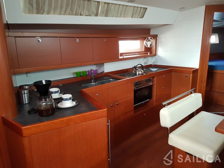 Oceanis 45 - Yacht Charter Sailica