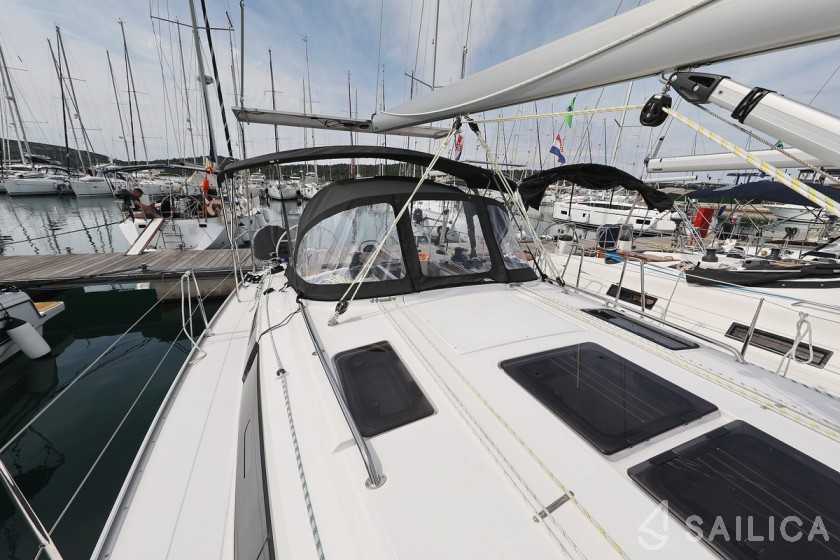Bavaria 37 Cruiser - Yacht Charter Sailica