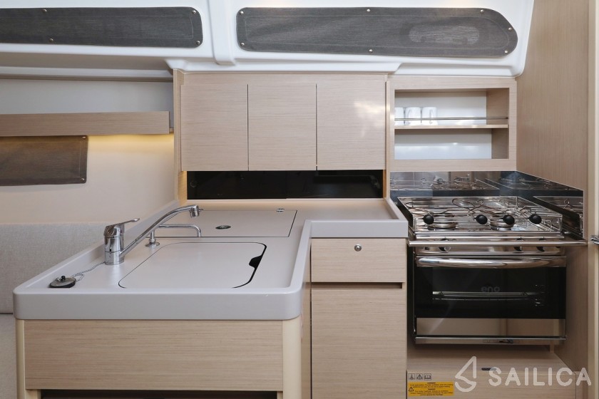 Oceanis 34.1 - Yacht Charter Sailica