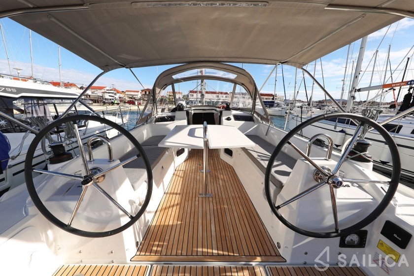 Oceanis 34.1 - Yacht Charter Sailica