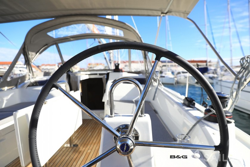 Oceanis 34.1 - Yacht Charter Sailica