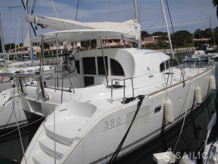 Lagoon 380 - Yacht Charter Sailica