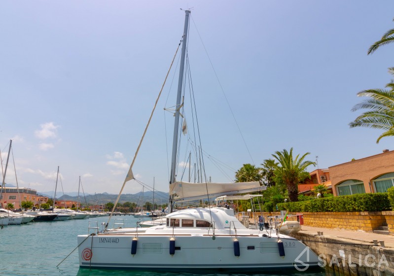 Lagoon 380 - Yacht Charter Sailica