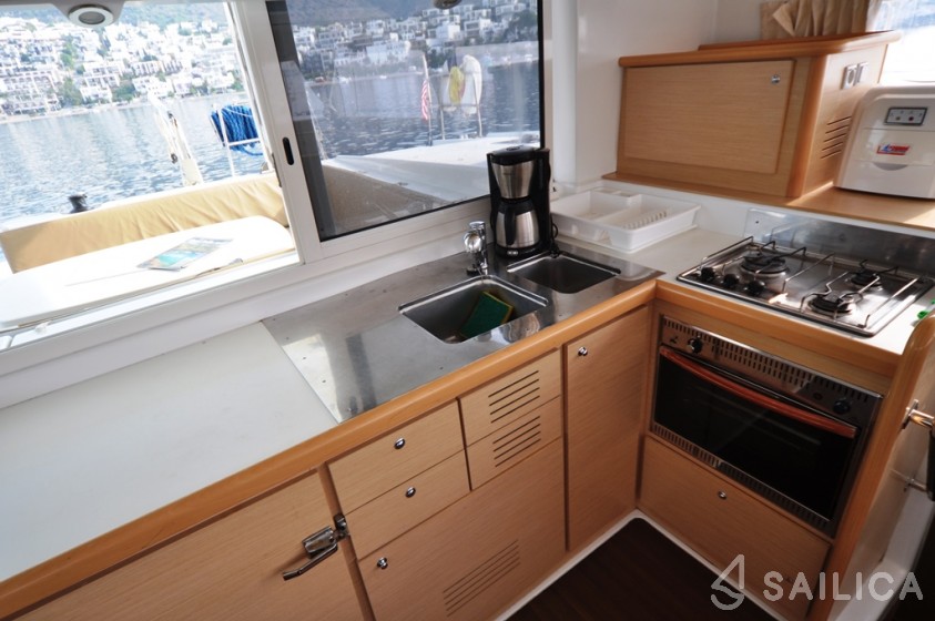 Lagoon 421 - Yacht Charter Sailica