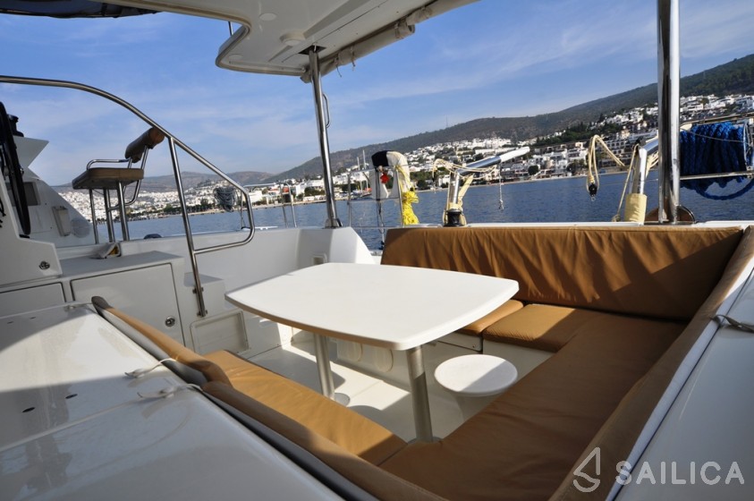 Lagoon 421 - Yacht Charter Sailica
