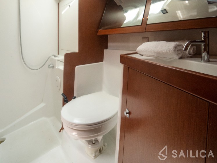 Oceanis 41 - Yacht Charter Sailica