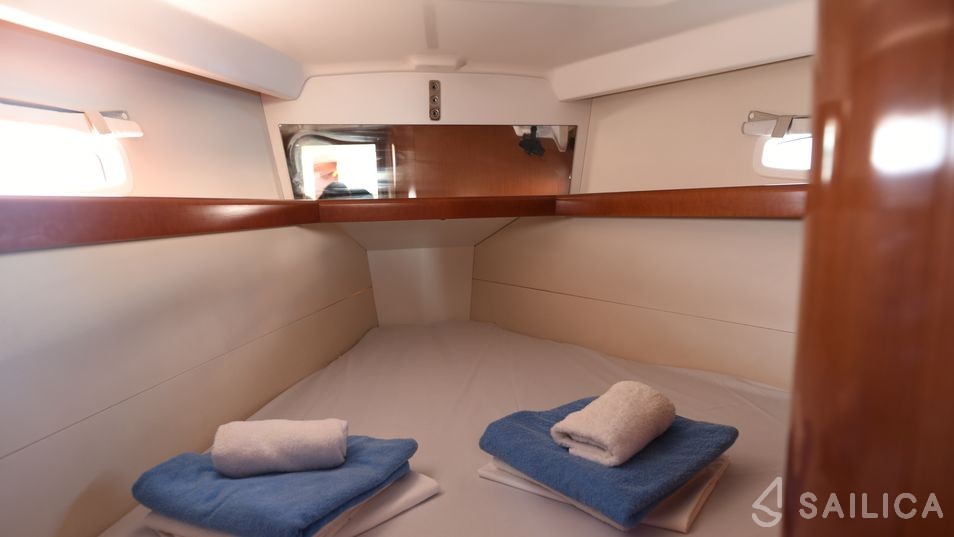 Oceanis 40 - Yacht Charter Sailica