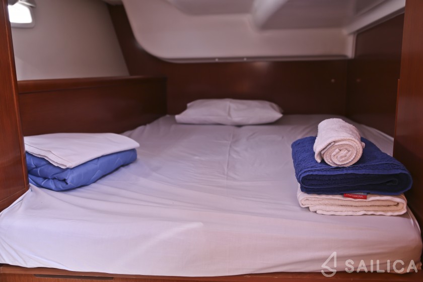 Oceanis 40 - Yacht Charter Sailica