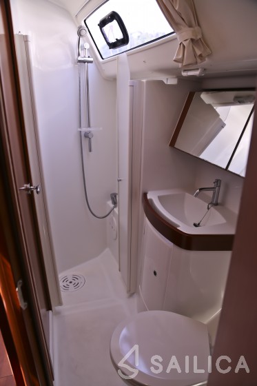 Oceanis 40 - Yacht Charter Sailica