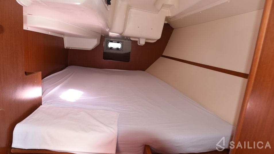 Oceanis 37 - Yacht Charter Sailica