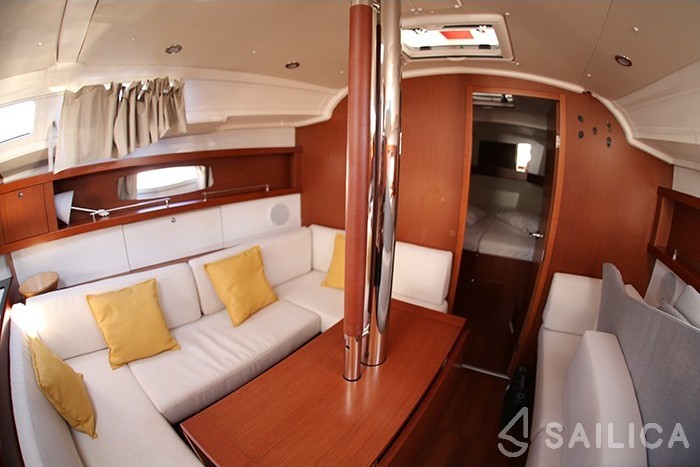 Oceanis 37 - Yacht Charter Sailica