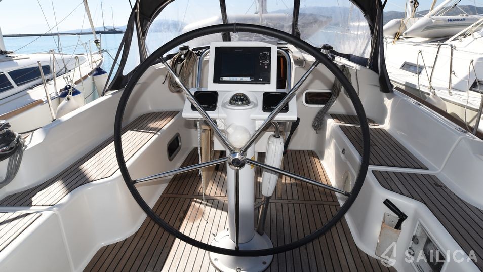 Oceanis 37 - Yacht Charter Sailica