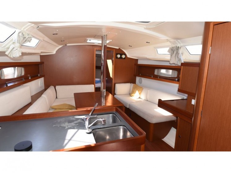 Oceanis 37 - Yacht Charter Sailica