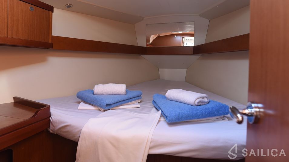 Oceanis 37 - Yacht Charter Sailica