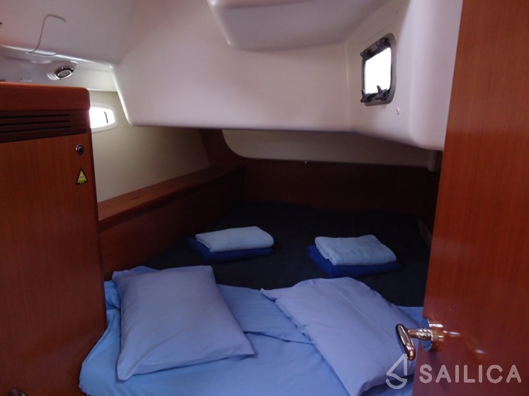 Oceanis 43 - Yacht Charter Sailica