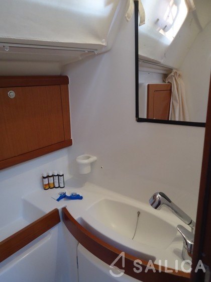 Oceanis 43 - Yacht Charter Sailica