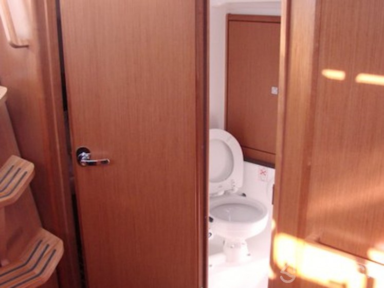 Bavaria 37 Cruiser - Yacht Charter Sailica