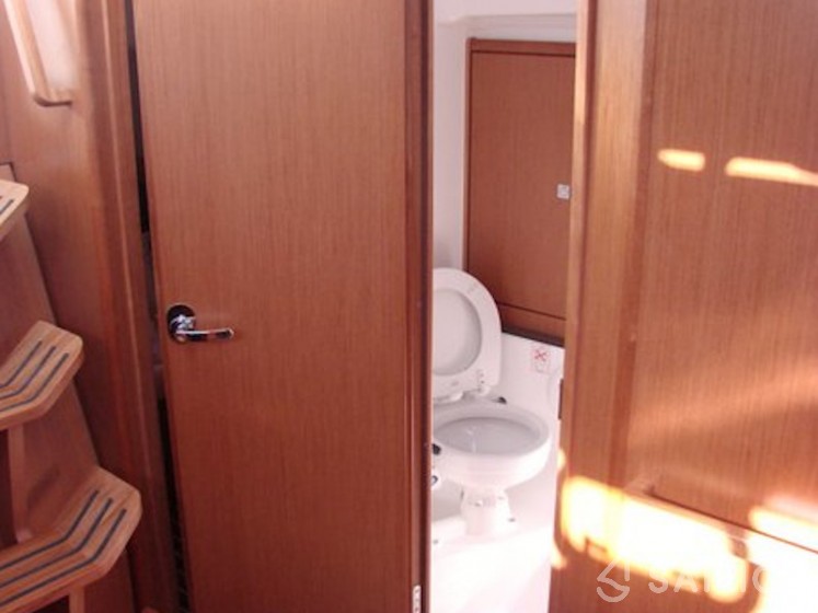 Bavaria 37 Cruiser - Yacht Charter Sailica