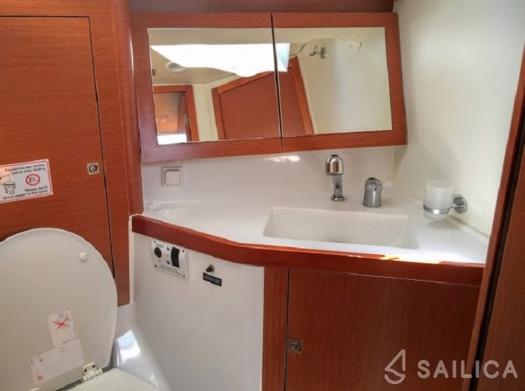 Oceanis 45 - Yacht Charter Sailica