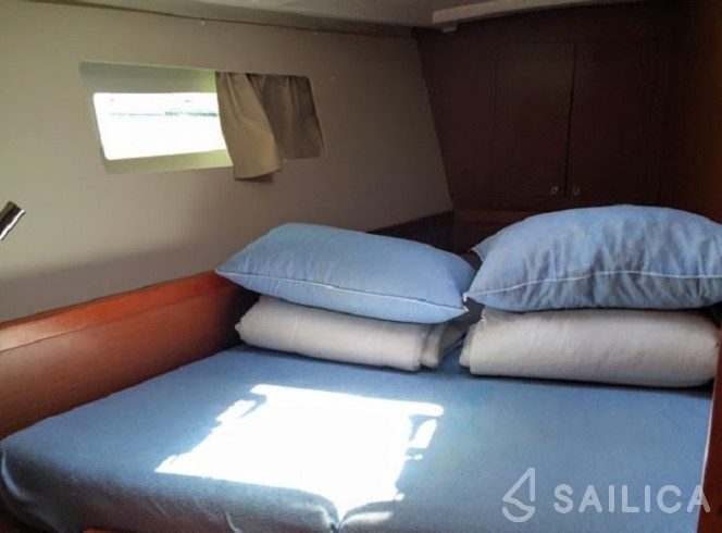 Oceanis 45 - Yacht Charter Sailica