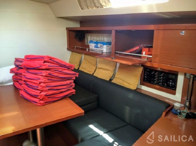 Oceanis 45 - Yacht Charter Sailica