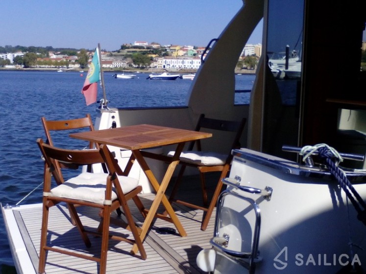 Greenline 33 - Yacht Charter Sailica