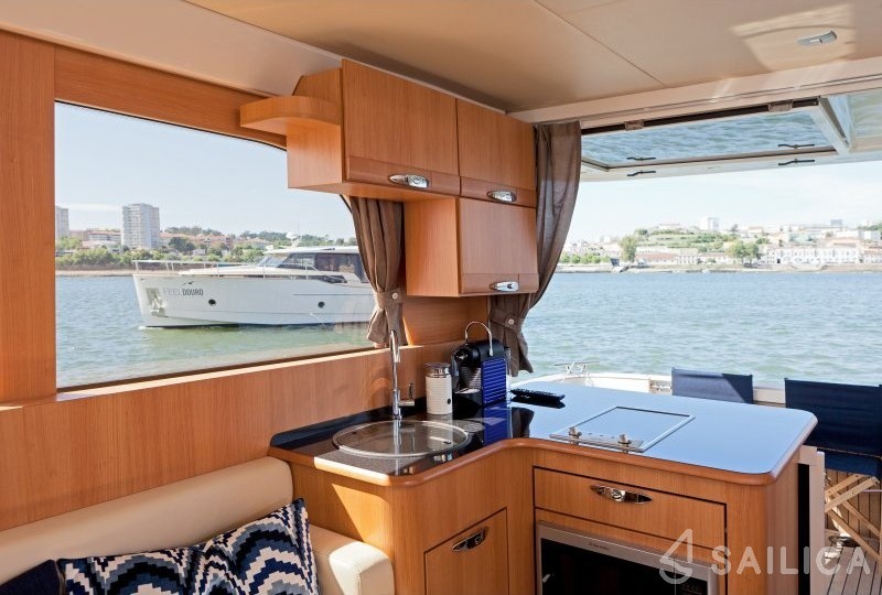 Greenline 33 - Yacht Charter Sailica
