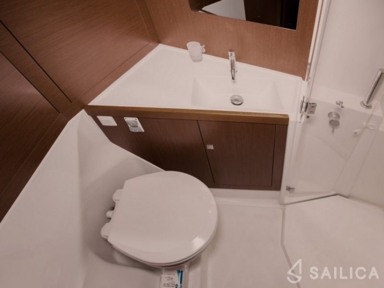 Oceanis 45 - Yacht Charter Sailica