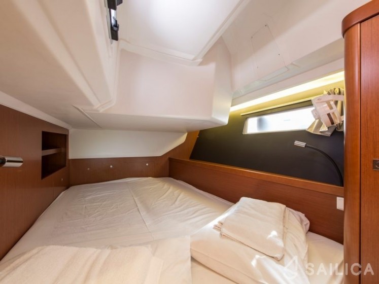 Oceanis 45 - Yacht Charter Sailica