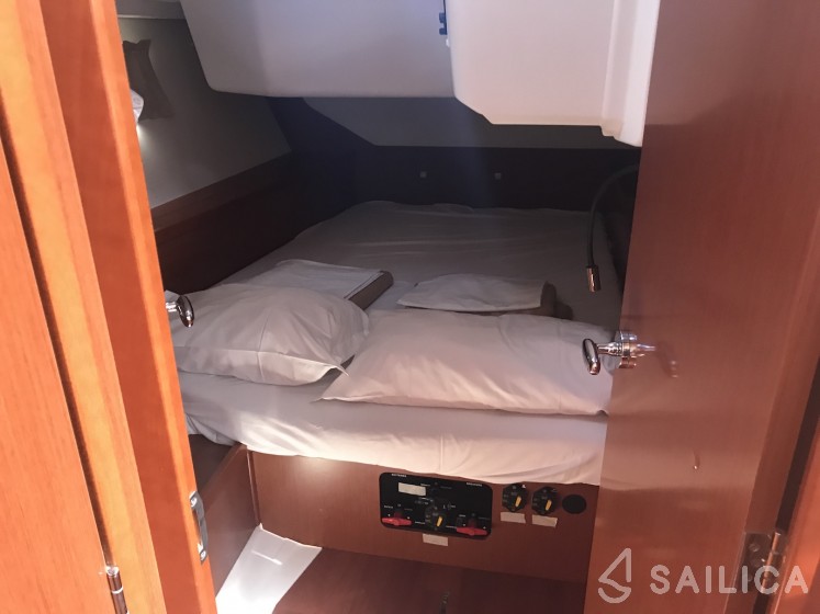 Oceanis 45 - Yacht Charter Sailica