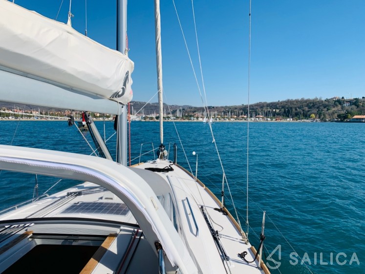 Oceanis 38 - Yacht Charter Sailica