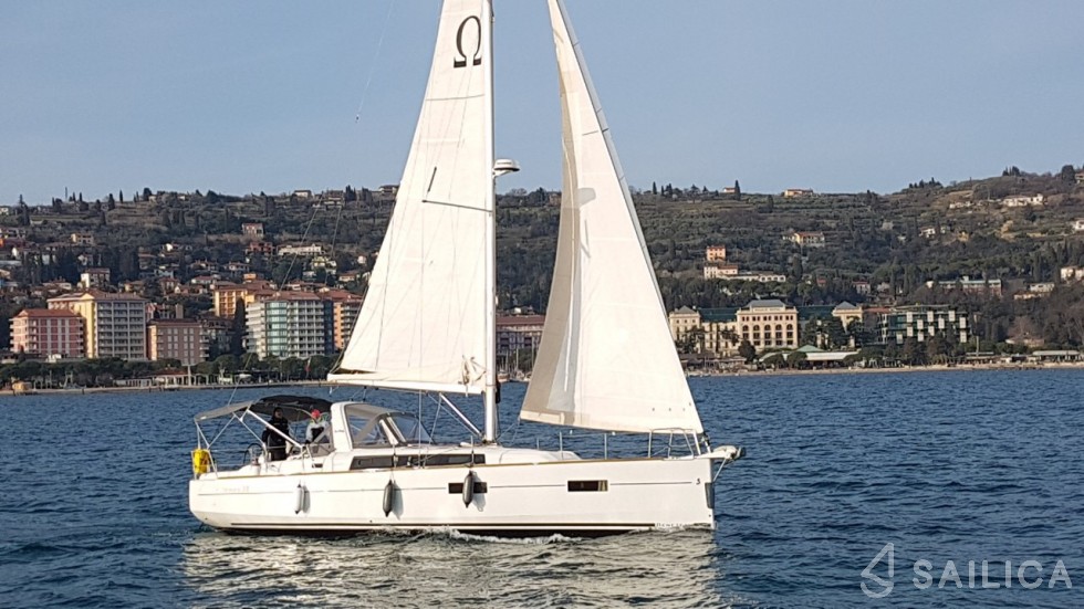 Oceanis 38 - Yacht Charter Sailica
