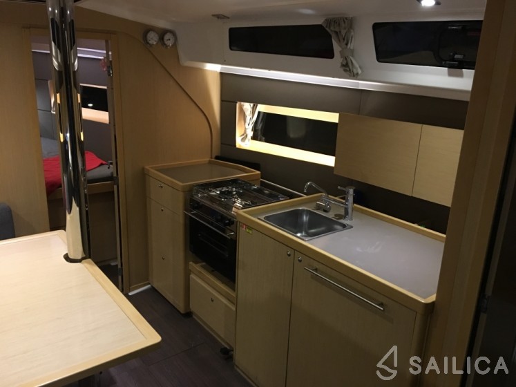 Oceanis 38 - Yacht Charter Sailica