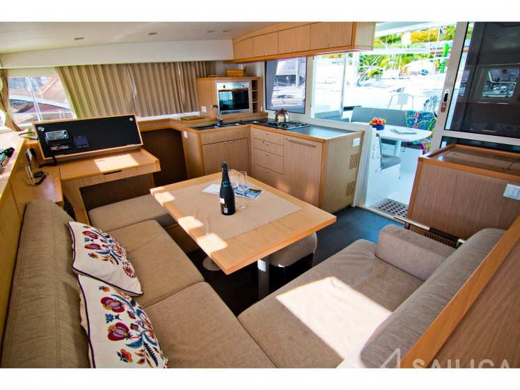 Lagoon 400 - Yacht Charter Sailica
