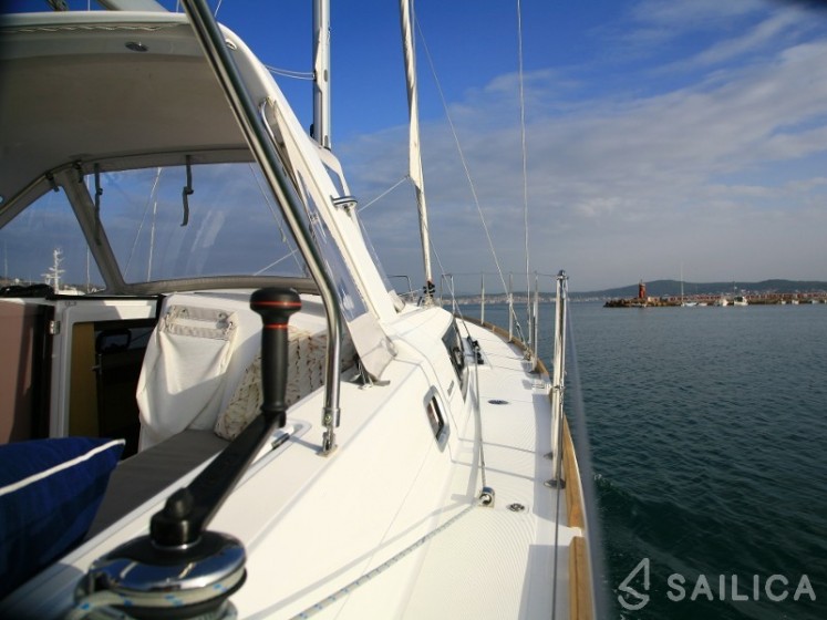 Oceanis 38 - Yacht Charter Sailica