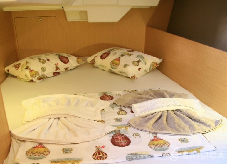 Oceanis 38 - Yacht Charter Sailica