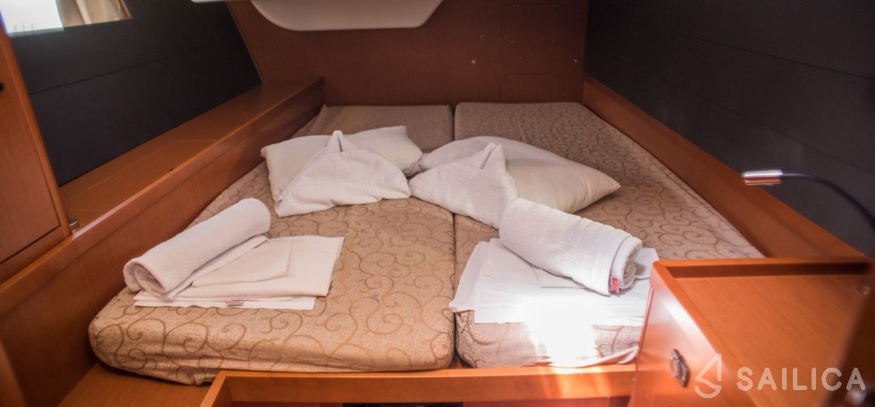 Oceanis 48 - Yacht Charter Sailica